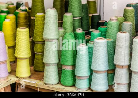 Close-up of yarns made from hand-spun, naturally dyed virgin wool for the tapestry 'Hommage à George Sand' by Françoise Petrovitch at the Robert Four workshop in Aubousson. Rue Madeleine, Aubusson, Nouvelle-Aquitaine, France Stock Photo