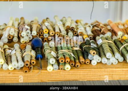 Spools of thread in various natural shades at the Robert Four studio in Aubousson. As part of the "Hommage à George Sand" project, the weaving of a large-format tapestry was entrusted to the Robert Four studio, which has been synonymous with the combination of traditional craftsmanship and modern artistic interpretation for decades. Rue Madeleine, Aubusson, Nouvelle-Aquitaine, France Stock Photo