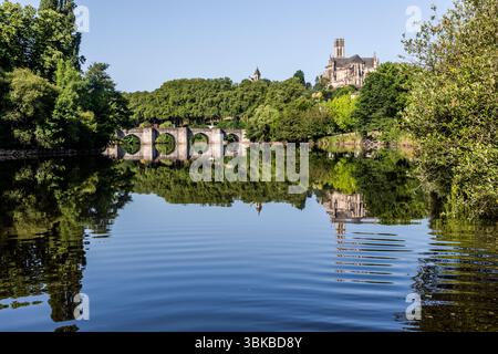 View of the Pont Saint-Étienne stone bridge over the River Vienne in Limoges. It dates back to the early 13th century and is one of the city's most important medieval buildings. Saint-Étienne Cathedral, the Gothic episcopal church of the diocese of Limoges, stands on a plateau above the Vienne. Rue Victor Duruy, Limoges, Nouvelle-Aquitaine, France Stock Photo