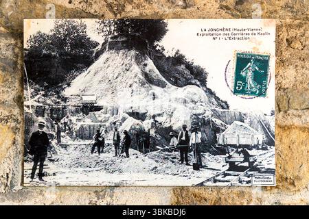 Old postcard from the Four des Casseaux Museum showing men at work in a kaolin quarry: The history of kaolin mining in Limousin begins with the discovery of the first kaolin deposit in 1767 at Marcognac near Saint-Yrieix-la-Perche by the doctor Jean-Baptiste Darnet. This deposit was purchased by Louis XV in 1769 for French porcelain production and was the catalyst for the rapid rise of the porcelain factories in Limoges from the 19th century onwards. Rue Donzelot, Limoges, Nouvelle-Aquitaine, France Stock Photo