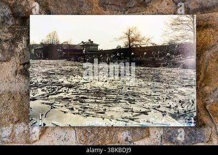 Old postcard from the Four des Casseaux Museum: Wood floats down the Vienne towards Limoges. Huge quantities of wood were needed to fire the porcelain kilns. Rue Donzelot, Limoges, Nouvelle-Aquitaine, France Stock Photo