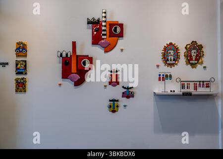 Modern enamel art in the boutique ‘Le Bocal’ by the artist Delphine Peytour-Quendolo. Enamelling has a long and important tradition in Limoges. As early as the Middle Ages, from the 12th century onwards, an important centre of enamel art developed there. To this day, ‘Limoges enamel’ stands for particularly high-quality, artistically painted art objects made of copper or metal, which are coated with coloured enamel and fired several times. Boulevard Louis Blanc, Limoges, Nouvelle-Aquitaine, France Stock Photo