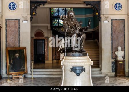 Musée National Adrien Dubouché in Limoges. Sculpture of Adrien Dubouché, a patron of the arts and son of a cloth merchant, who took over the management of the museum in 1865 and greatly expanded the exhibition through generous donations and the acquisition of important ceramic collections. The museum was named after him during his lifetime. Place Winston Churchill, Limoges, Nouvelle-Aquitaine, France Stock Photo