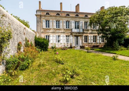 Garden view of the former governor's residence on the island of Aix. Napoleon spent his last days in France here in July 1815 before being exiled to St Helena. Today, it houses the Napoleon Museum with numerous memorabilia of the French emperor. Rue Napoléon, Île-d'Aix, Nouvelle-Aquitaine, France Stock Photo