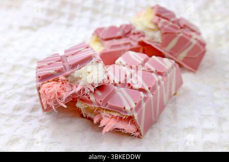 Trendy pink Angel Hair Chocolate bar with Turkish pishmaniye cotton candy filling close up Stock Photo