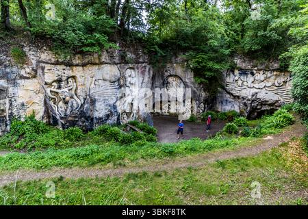 The art project 'La Pierre de Crazannes' in the Nouvelle-Aquitaine region is part of a larger cultural and artistic project called 'La Galaxie des Pierres Levées', initiated by the artists' association 'Les Lapidiales'. It is a monumental land art project being created in the former quarries of Crazannes near Plassay in Charente-Maritime. The Lapidales sculptures are carved into the rock of a former quarry by various artists and depict different figures and scenes. The works of art are part of the landscape and blend harmoniously into the natural surroundings. They are an example of the art an Stock Photo