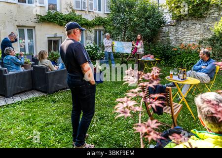 Briefing for a cycling tour group from Die Landpartie. The route for the next day is discussed the evening before. Rue de la République, Rochefort, Nouvelle-Aquitaine, France Stock Photo