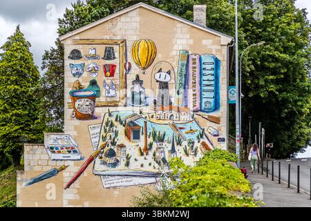 Mural in Angoulême highlighting the city as a UNESCO Creative City. The artwork features various elements representing the city's culture and history, including comics, architecture and the local landscape. It is a colourful and vibrant work of art that celebrates the creativity and cultural richness of Angoulême. Angoulême is recognized as a UNESCO Creative City in the category of literature since 2019. Avenue de Cognac, Angoulême, Nouvelle-Aquitaine, France Stock Photo