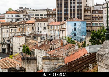 Mixture of old and modern buildings in Angoulême, including a building with a mural. The city is recognized as a UNESCO Creative City in the category of literature since 2019. Rue Léonard Jarraud, Angoulême, Nouvelle-Aquitaine, France Stock Photo