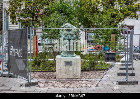 Statue of Belgian comic book artist Georges Prosper Remi. 'Hergé' is an artist's pseudonym derived from the French pronunciation of his initials 'RG' (for Remi Georges) reversed. This pseudonym became the trademark of his work, under which he created the famous comic series 'Tintin'. Hergé is considered the founder of the 'Ligne claire' style, which uses clear contours without shading and simple colour fields. His work has had a significant influence on European comic culture. The pseudonym 'Hergé' is thus inextricably linked to his artistic identity and his style-defining work. Bust of Hergé, Stock Photo