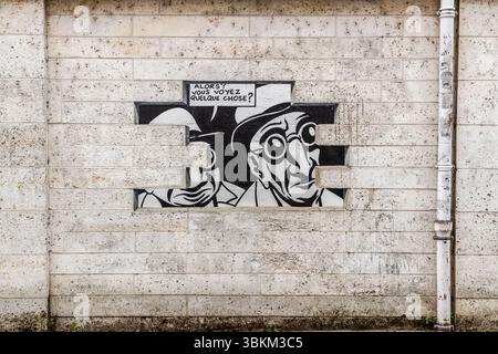 The mural depicts comic book characters with speech bubbles that appear to be bursting out of the wall. "Do you see anything? Yes, look. It's exactly what I feared. What, another underworld? Worse than that. It's reality." From the series "Réalité, Sortie de Secours" (Reality, Emergency Exit), designed by Marc-Antoine Mathieu and produced by Cité de la Création. Angoulême is recognized as a UNESCO Creative City in the category of literature since 2019. Rue de Beaulieu, Angoulême, Nouvelle-Aquitaine, France Stock Photo