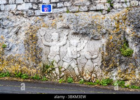 Inconspicuous as a relief next to the motorway leading to Angoulême: the two boys, Zig and Puce, who embark on fantastic journeys with their penguin Alfred. Since 1925, Alain Saint-Ogan's "Zig et Puce" has had a significant influence on the French comic scene with its clear lines and mixture of humour, adventure and technological motifs. Saint-Ogan was an important pioneer of French comics and used stylistic devices such as speech bubbles and narrative structures that are standard today. Angoulême is recognized as a UNESCO Creative City in the category of literature since 2019. Avenue de Cogna Stock Photo