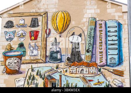 A mural on a façade on Boulevard Aristide Briand in Angoulême bearing the inscription ‘Angoulême Ville Créative de l'UNESCO’: The fresco depicts stylised cityscapes, books, a hot-air balloon and a cat – all references to the city’s literary and comic book traditions. Angoulême has been a member of the UNESCO Creative Cities Network since 2019. Angoulême is recognized as a UNESCO Creative City in the category of literature since 2019. Boulevard Aristide Briand, Angoulême, Charente, Nouvelle-Aquitaine, France Stock Photo