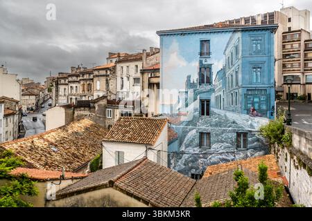 Mixture of old and modern buildings in Angoulême, including a building with a mural. The city is recognized as a UNESCO Creative City in the category of literature since 2019. Rue Léonard Jarraud, Angoulême, Nouvelle-Aquitaine, France Stock Photo
