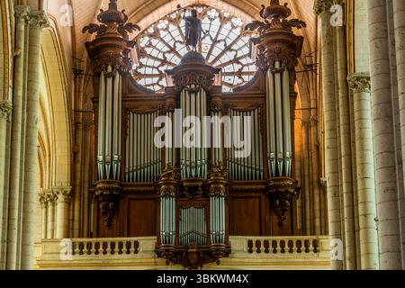 Organ in Saint-Pierre Cathedral in Poitiers, built from 1787 onwards by François-Henri Clicquot. Construction of the cathedral began in 1166 on the site of older church buildings, on the initiative of Eleanor of Aquitaine and Henry II Plantagenêt, then Queen and King of England and Dukes of Normandy and Aquitaine. They were important patrons of the arts and culture of their time and donated, among other things, the famous stained glass window depicting the Crucifixion in the apse. Rue Emile Faguet, Poitiers, Nouvelle-Aquitaine, France Stock Photo