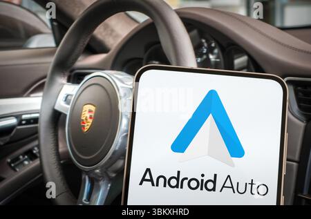 Android Auto App displaey on Smartphone Stock Photo