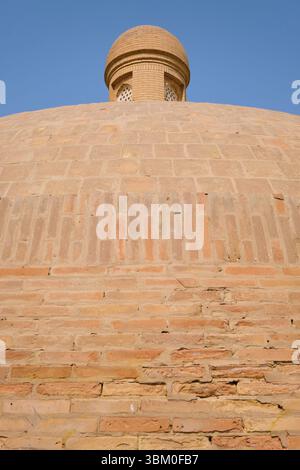 Detail, close up, graphic view of the top of the brick dome. At the dome shaped Sardoba building in Qarshi, Uzbekistan. Stock Photo