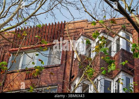 Art Deco Apartment Block 'Twenty' Zigzag parapet with a distinctive brick & white Chevron pattern bay windows, Macleay St Elizabeth Bay, Sydney, NSW Stock Photo