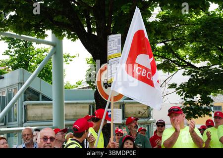 Belegschaft bei Kundgebung UPM Ettringen am 26.06.2025 in 86153 ...