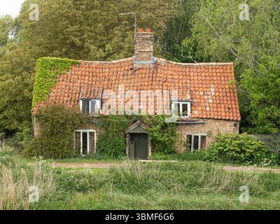 Old fenland cottage with pan tile roof, near Manea, Cambridgeshire, England Stock Photo