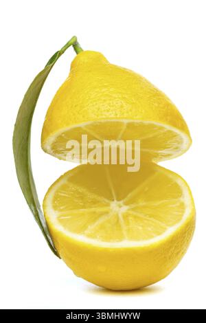 Gelbe zitrone in zwei teile geschnitten mit einem blatt isoliert auf einem weissen hintergrund Stock Photo