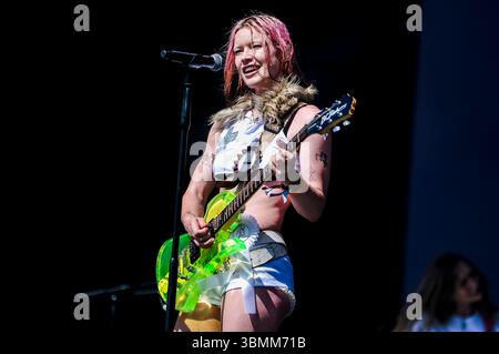 Rhian Teasdale von Wet Leg live auf dem Glastonbury Festival 2025 auf