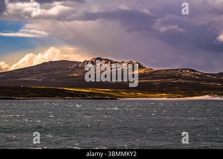 Closer view of the lighter quartzite ridges can be seen west of Stanley ...