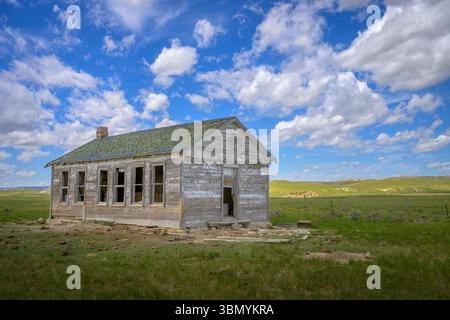 An ancient abandoned farmhouse on a farm in the mid west grasslands, Wyoming, United states. Stock Photo