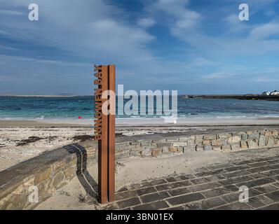 Ruhige Wellen treffen auf die zerklüftete Küste von Bunowen Bay – ein verstecktes Juwel an Irlands wildem Atlantik Stock Photo