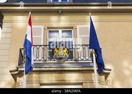 Luxembourg stadt, Luxembourg - September 30, 2022: Cityscape with embassy of the Netherlands and coat of arms with text je maintiendra in Luxembourg c Stock Photo