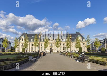 Luxembourg stadt, Luxembourg - September 30, 2022: Cityscape with embassy of the Netherlands and coat of arms with text je maintiendra in Luxembourg c Stock Photo