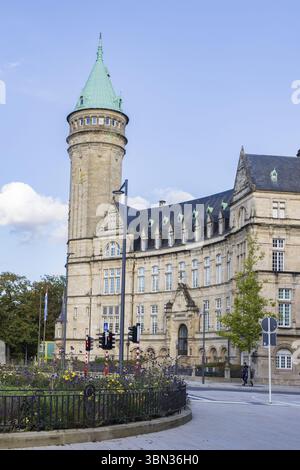 Luxembourg stadt, Luxembourg - September 30, 2022: Cityscape with embassy of the Netherlands and coat of arms with text je maintiendra in Luxembourg c Stock Photo