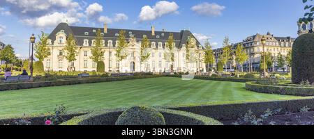 Luxembourg stadt, Luxembourg - September 30, 2022: Cityscape with embassy of the Netherlands and coat of arms with text je maintiendra in Luxembourg c Stock Photo