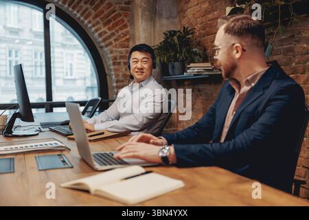 Exploring Business Collaboration in the Modern Office Environment for Better Efficiency and Growth Stock Photo