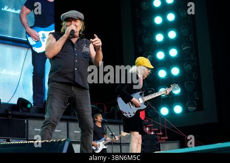 Brian Johnson, Chris Chaney und Angus Young von AC/DC live bei einem ...