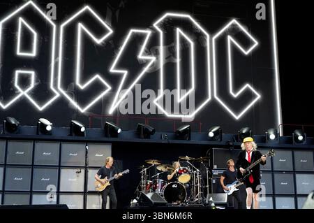 Stevie Young, Matt Laug, Chris Chaney, Angus Young und Brian Johnson ...