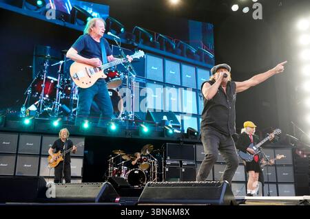Stevie Young, Matt Laug, Brian Johnson und Angus Young von AC/DC live ...