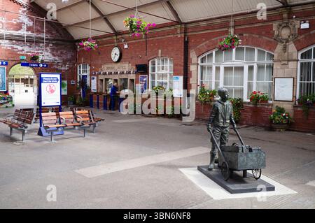 The entrance and booking office at Bridlington railway station Stock Photo