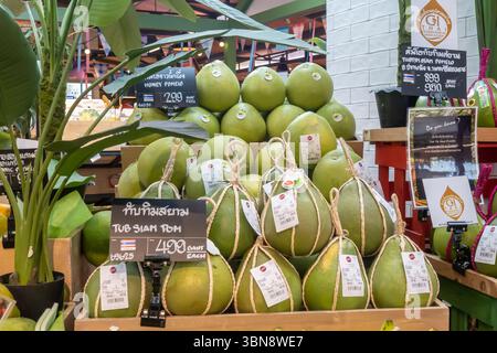 display of pomelos, tub siam pom, Gourmet Market, Siam Paragon, Pathum Wan, Bangkok, Thailand Stock Photo