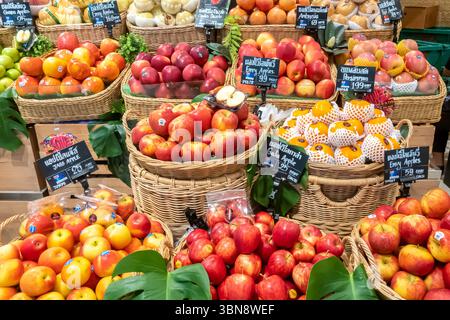 A colorful display of various fruits in baskets, Gourmet Market, Siam Paragon, Pathum Wan, Bangkok, Thailand Stock Photo