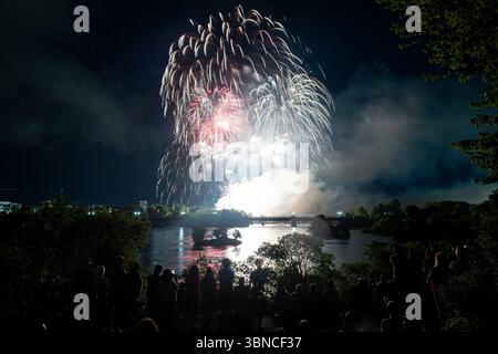 Ottawa, Canada. 01st July, 2025. Fireworks explode over the Ottawa River during Canada Day festivities in Ottawa, on Tuesday, July 1, 2025. Credit: The Canadian Press/Ģ����ý Live News Stock Photo