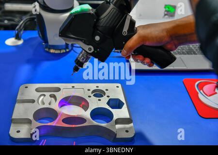 Portable 3D Auto parts handheld scanner is scanning to measure size and ...