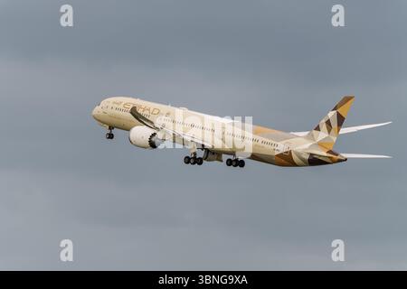 Etihad airways Boeing 787-10 departing from Manchester international airport Stock Photo