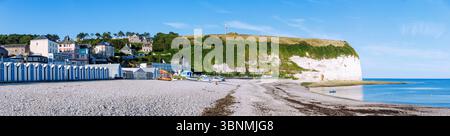 Pebble beach, bathing huts and chalk cliffs in Yport on the Alabaster Coast (Cote d'Albätre) in the Seine-Maritime department in the Normandy region of France Stock Photo