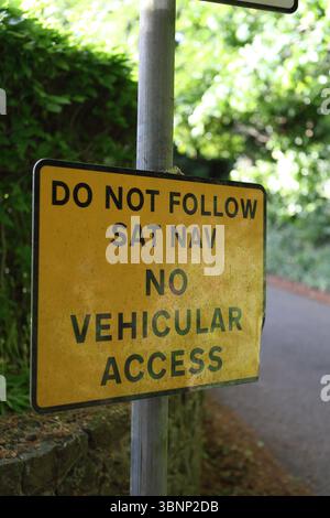 Sat Nav sign Do not follow Sat nav no vehicular access problems with ...