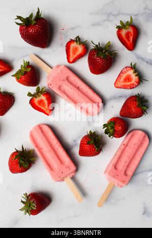 Strawberry ice cream with fresh berries in black bowl. Close up Stock ...