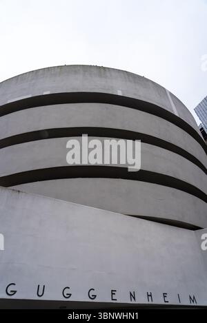 Guggenheim museum new york night hi-res stock photography and