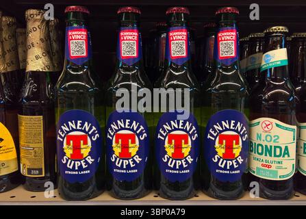 Tennent Super ist ein Strong Lager Bier aus Schottland. Tennents ist eine Biermarke, die vor allem für ihr Lagerbier bekannt ist. Gebraut wird es in der Wellpark Brewery in Glasgow *** Tennent Super is a strong lager beer from Scotland Tennents is a beer brand that is primarily known for its lager beer It is brewed in the Wellpark Brewery in Glasgow Stock Photo