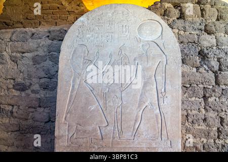 Stele depicting Meryneith pays homage to the god Athon: Tomb of Meryneith, Saqqara Stock Photo