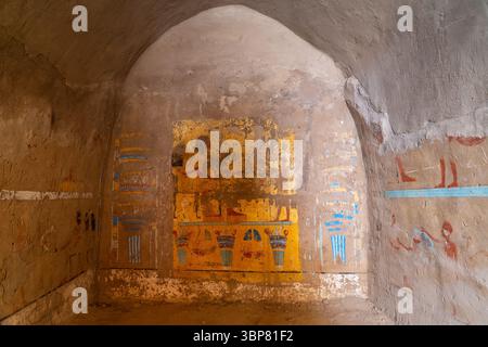 Tomb of Meryneith: depictions of Meryneith and his wife (left) making funerary offerings Stock Photo